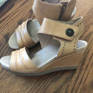 Beautiful leather stacked heel sandal size 7